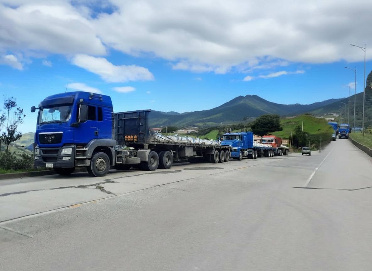 Convoy de plataformas cargadas en carretera de la sierra ecuatoriana